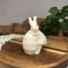 Hier sieht man unsere Fluffy Bunny Nest Egg Kerze. Mit ihrem Osterhasen und Osterei Design ist sie perfekt als Dekoration geeignet. Sie sieht elegant und ästhetisch aus. In weiß.