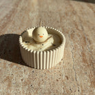 Detailaufnahme des schmelzenden Schneemanns der Frosty’s Melt Moment Kerze