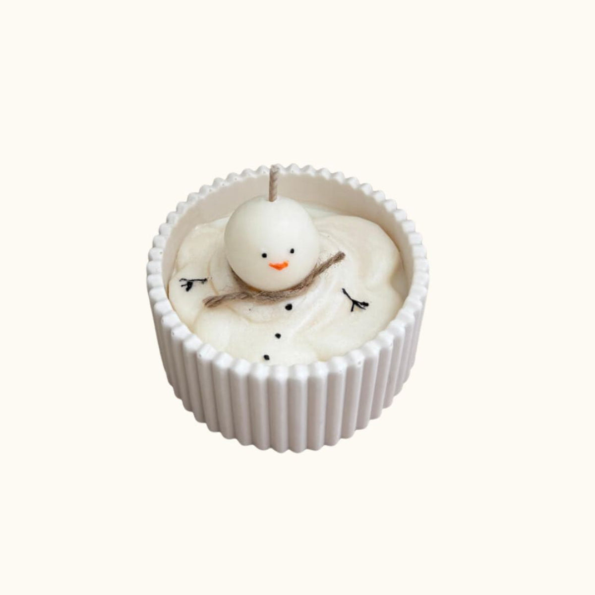 Handgemachte Schneemann-Kerze Frosty’s Melt Moment in weißer Keramikschale auf Holztisch