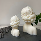 Dargestellt ist hier die Glamourous Lady Kerze in Groß. Mit ihrem Frau-Design ist sie perfekt als Geburtstagsgeschenk, Weihnachtsgeschenk, Ostergeschenk oder Hochzeitsgeschenk geeignet. Diese Duftkerze strahlt puren Luxus aus. In der Farbe weiß-gold.
