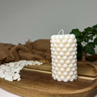 Hier sieht man unsere Gleaming Bubble Altitude Kerze. Diese Bubble Kerze ist die perfekte Dekoration für jedes Zuhause. Sie sieht Stilvoll und ästhetisch aus. Außerdem ist sie elegant und einzigartig. Handgefertigt aus hochwertigem Sojawachs.