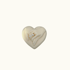 Auf diesem Bild sieht man unsere Hands of Love Kerze. Sie ist handgemacht aus Bio Sojawachs. Diese Herz Kerze ist umweltfreundlich und nachhaltig.