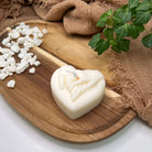 Unsere Hands of Love Kerze ist ideal als Hochzeitsgeschenk oder Verlobungsgeschenk geeignet. Das Herzdesign mit zwei Händen drauf macht sie zum perfekten Gastgeschenk. Zudem ist sie handgemacht aus hochwertigem Sojawachs.
