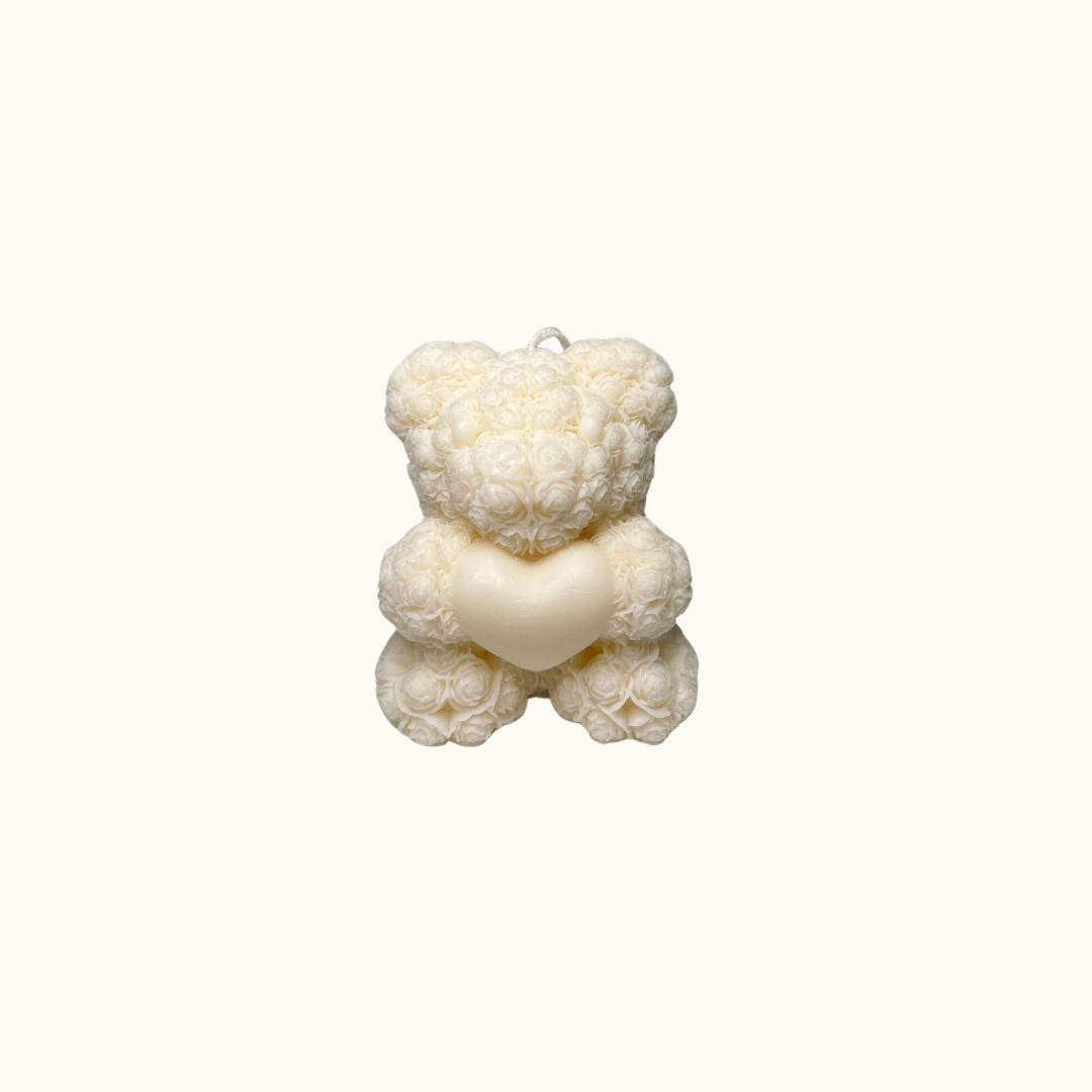 Auf diesem Bild sieht man unsere Heartfelt Bear Flame Kerze. Sie ist handgemacht aus Bio Sojawachs, zudem ist sie umweltfreundlich, nachhaltig und vegan.