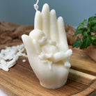 Auf diesem Produktbild ist die heavenly hands Kerze abgebildet. Sie ist handgemacht und besteht aus hochwertigem Sojawachs.