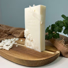 Hier sieht man die Heavenly Remembrance Glow Kerze. Sie ist eine Weihnachtskerze, aber auch als Osterkerze geeignet. Sie ist individuell und personalisiert.