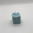Die “Magic Gift” Kerze in Hellblau verleiht mit ihrem einzigartigen Geschenkbox-Design und sanften Farbtönen jedem Raum einen Hauch von Eleganz. Hergestellt aus nachhaltigem Sojawachs und vegan.