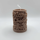 Die “Gingerbread Delight” Kerze in Hellbraun vereint festliche Eleganz mit niedlichen Lebkuchenmännchen und Schneeflocken. Perfekt für eine weihnachtliche Dekoration. Handgefertigt aus nachhaltigem Sojawachs.