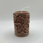 Die “Gingerbread Delight” Kerze in Hellbraun zaubert mit ihren filigranen Lebkuchen- und Schneeflockenmotiven eine gemütliche Festtagsstimmung. Handgefertigt und umweltfreundlich.