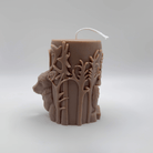 Die handgefertigte “Woodland Majesty” Kerze in Hellbraun kombiniert ein realistisches Baumstamm-Design mit einem 3D-Hirsch und weihnachtlichen Details, um eine warme, festliche Atmosphäre zu schaffen.