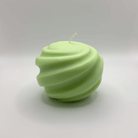 Die „Ribbed Christmas Bauble“ Kerze in Hellgrün verleiht mit ihrer kunstvollen Spiralform jeder festlichen Dekoration einen Hauch von Eleganz. Hergestellt aus nachhaltigem Sojawachs.