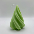 Die “Spiral Pine Tree” Kerze in Hellgrün besticht mit ihrem spiralförmigen Tannendesign und nachhaltigem Sojawachs – perfekt für deine moderne Weihnachtsdekoration.