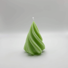 Die hellgrüne “Spiral Pine Tree” Kerze aus natürlichem Sojawachs überzeugt mit einem einzigartigen Spiraldetail, das eine moderne Weihnachtsästhetik schafft.