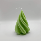 Die hellgrüne “Spiral Pine Tree” Kerze verleiht deiner Weihnachtsdeko mit ihrem spiralförmigen Design und nachhaltigem Sojawachs einen Hauch von Natur und Modernität.