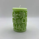 Die “Winter Forest” Kerze in Hellgrün kombiniert filigrane Weihnachtsmotive wie Tannen und Schneeflocken mit einem stilvollen Baumstamm-Design. Hergestellt aus veganem Sojawachs.
