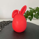 Hier sieht man unsere Hoppy Easter Egg Kerzen. Diese Osterei Hase Kerzen sind perfekt als Dekoration geeignet. Sie sind stilvoll und elegant, sowie ästhetisch. In Rot.