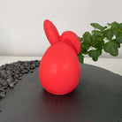 Hoppy Easter Egg Kerzen. Sie sind in verschiedenen Düften erhältlich. Die Düfte haben einen angenehmen und beruhigenden Geruch. Perfekt für entspannte Tage und Osterfeiertage. In Rot.