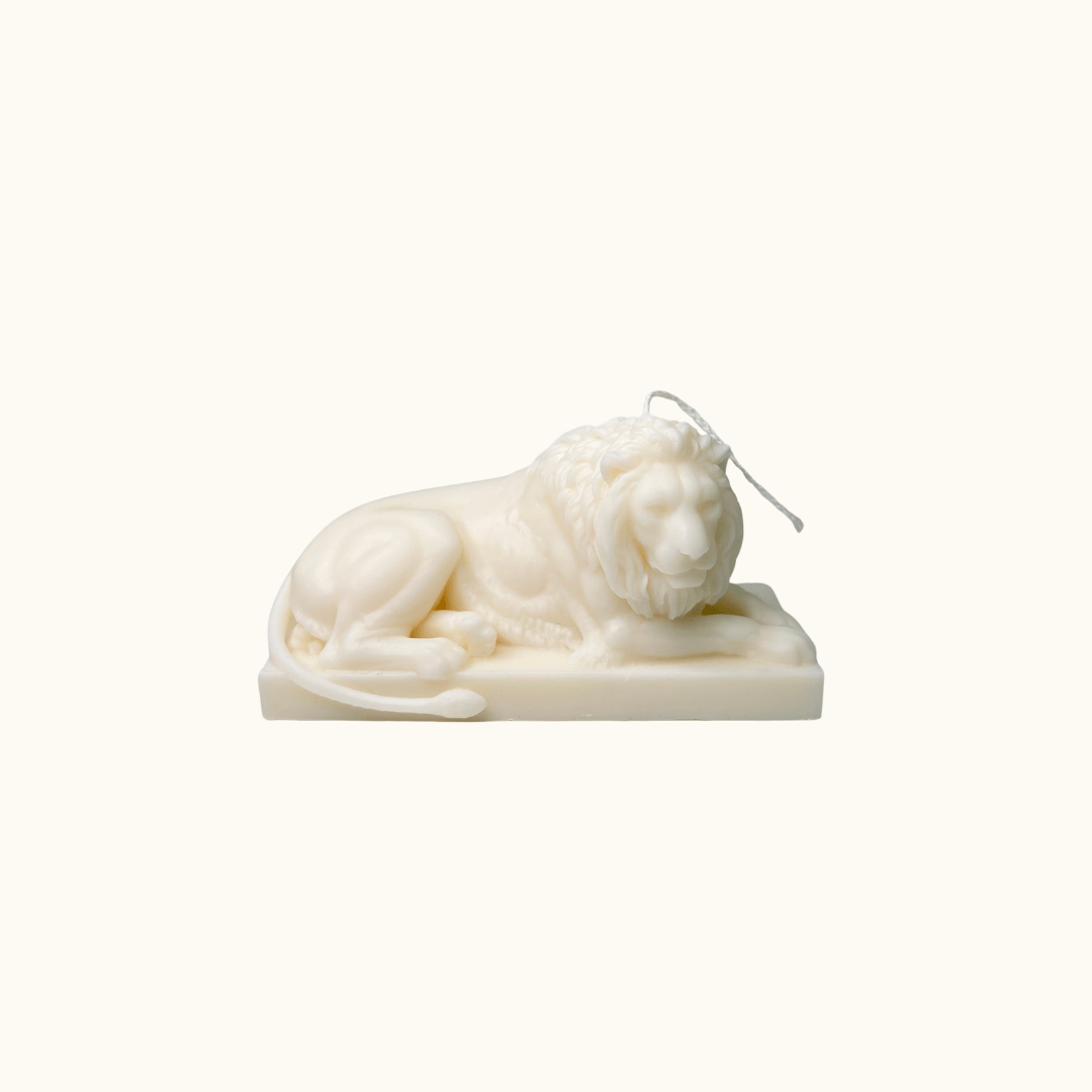 Auf diesem Bild sieht man unsere Lion Majesty Glow Kerze. Diese Löwen Kerze ist handgemacht aus Bio Sojawachs. Sie ist vegan, nachhaltig und Umweltfreundlich.