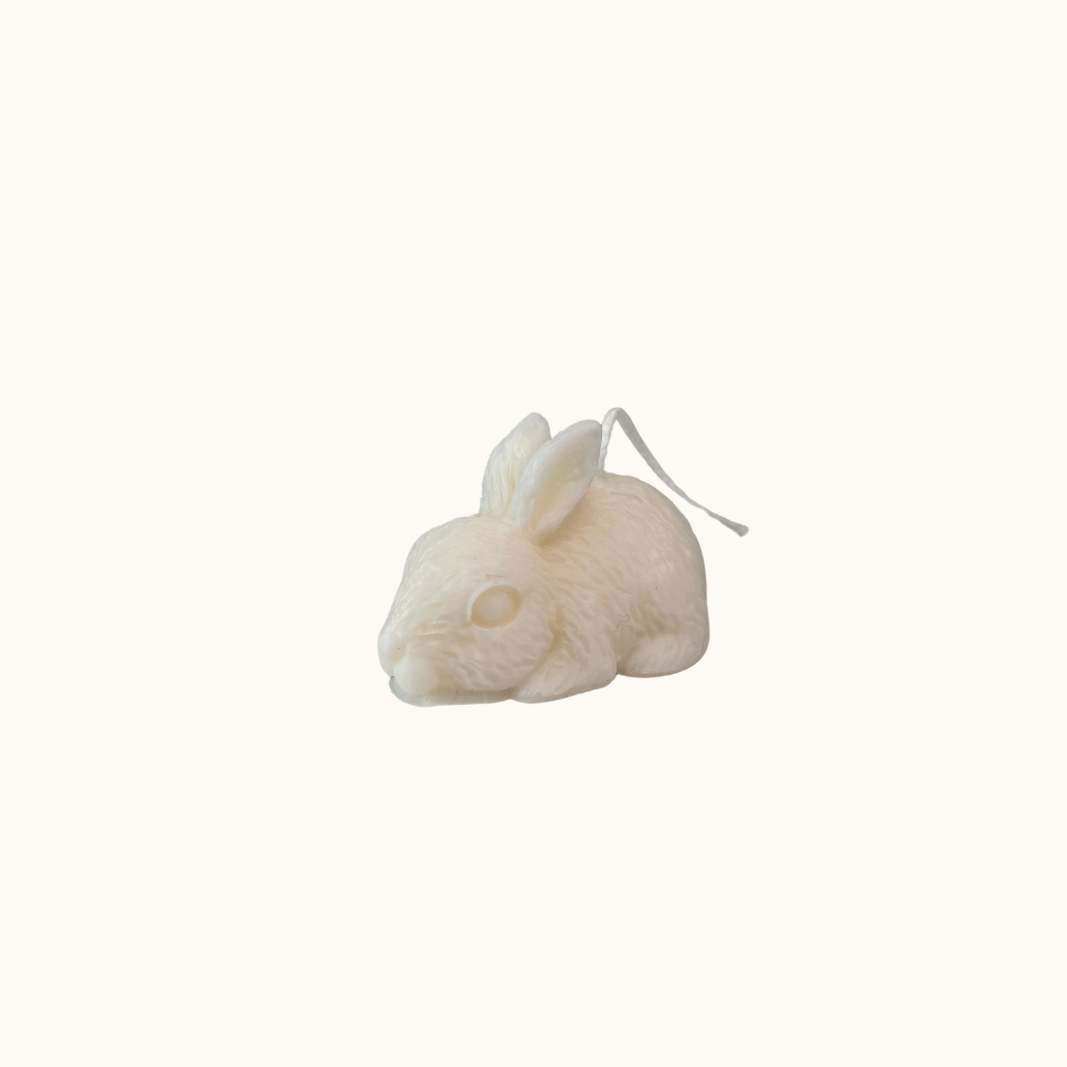 Auf diesem Bild sieht man unsere Little Bunny Gleam Kerze. Sie ist handgemacht aus Sojawachs. Auch ist sie vegan, nachhaltig und Umweltfreundlich. Sie hat ein Hasen Design.