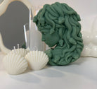 Dunkelgrüne Medusas Whispering Flames Kerze mit Schlangen-Details – vegane und handgemachte Sojawachs-Kerze inspiriert von der griechischen Mythologie, perfekt als besondere Dekoration oder Geschenkidee.