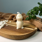 Auf diesem Bild sieht man unsere Mystic Meadow Bunny Light Kerze. Sie ist perfekt als Dekoration geeignet mit ihrem eleganten und ästhetischem Aussehen. Ein wahrliches einzigartiges Unikat.