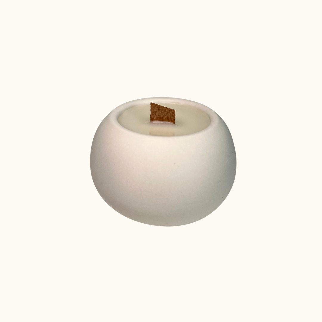 Hier sieht man unsere Mystical moonlight Candle Jesmonite Kerze. Sie ist handgemacht aus Bio Sojawachs und Jesmonite. Außerdem ist sie nachhaltig, umweltfreundlich und vegan.