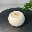 Die Mystical moonlight Candle Jesmonite Kerze. Sie sieht stilvoll und einzigartig aus. Sie ist perfekt als Geschenk geeignet.
