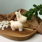 Nordic Glow Reindeer Elegance Kerze. Sie ist ideal als Weihnachtsgeschenk oder Geburtstagsgeschenk geeignet. Handgemacht aus umweltfreundlichen Sojawachs und dazu noch mit stilvollem Design.