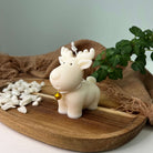 Dargestellt ist hier die Nordic Glow Reindeer Elegance Kerze. Ihr Rentier Design ist ein Unikat. Sie ist perfekt als Weihnachtskerze geeignet.
