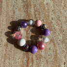 Armband Pastel Safari auf einem Tisch in natürlichem Licht, mit pastellfarbenen und Leopard-Beads.