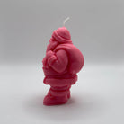 Warme pinke Kerze in Nikolausform, gefertigt aus pflanzlichem Sojawachs. Ideal als Weihnachtsgeschenk.