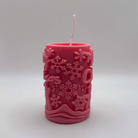 Die “Gingerbread Delight” Kerze in Pink kombiniert detailreiche Lebkuchenmotive und Schneeflocken mit einem warmen, festlichen Design. Handgefertigt und umweltfreundlich.