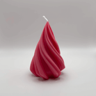 Die pinke “Spiral Pine Tree” Kerze mit ihrem spiralförmigen Design bringt stilvolle Farbfrische in deine Weihnachtsdekoration. Hergestellt aus veganem Sojawachs.