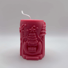 Die pinke “Woodland Majesty” Kerze bringt mit ihrem 3D-Hirsch, den Baum-Motiven und dem festlichen Design eine charmante, natürliche Note in deine Weihnachtsdekoration.