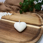 Unsere Kerze Plaid Love. Diese Duftkerze in Herzform ist in verschiedenen Düften erhältlich. Die Düfte haben einen angenehmen und beruhigenden Geruch. Sie ist perfekt für entspannte und gemütliche Tage.