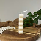 Unsere Radiant Love Tower Kerze ist perfekt als Ostergeschenk, Valentinstagsgeschenk und Weihnachtsgeschenk geeignet. Mit ihrem stilvollen Herzdesign ist sie ein Unikat. Hergestellt aus Hand mit Sojawachs. In weiß.