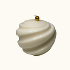 Handgemachte Ribbed Christmas Bauble Kerze in Kugelform mit spiralförmigen Rillen aus Sojawachs – umweltfreundliche, festliche Kerze für Weihnachtsdekoration und stimmungsvolle Beleuchtung.