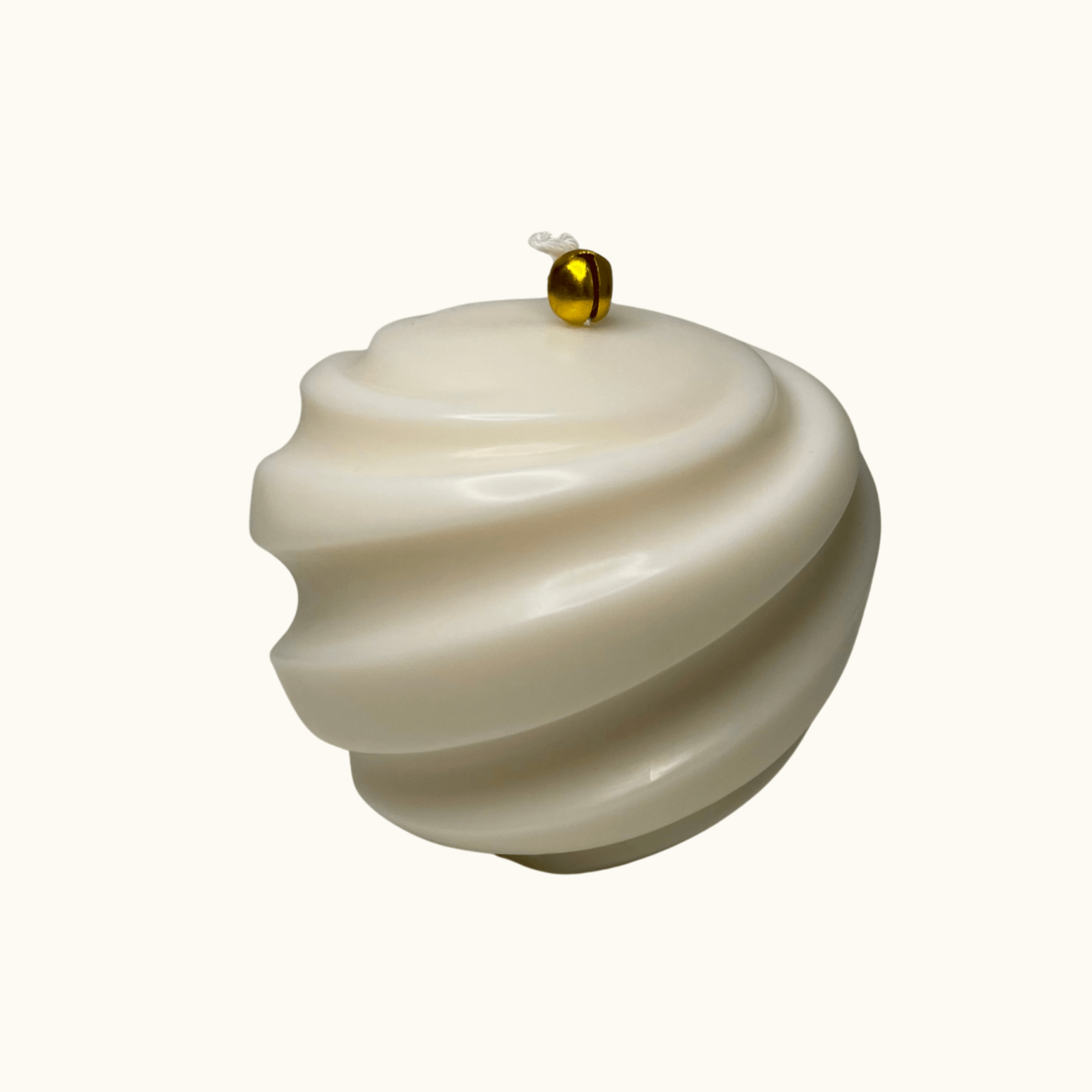 Handgemachte Ribbed Christmas Bauble Kerze in Kugelform mit spiralförmigen Rillen aus Sojawachs – umweltfreundliche, festliche Kerze für Weihnachtsdekoration und stimmungsvolle Beleuchtung.