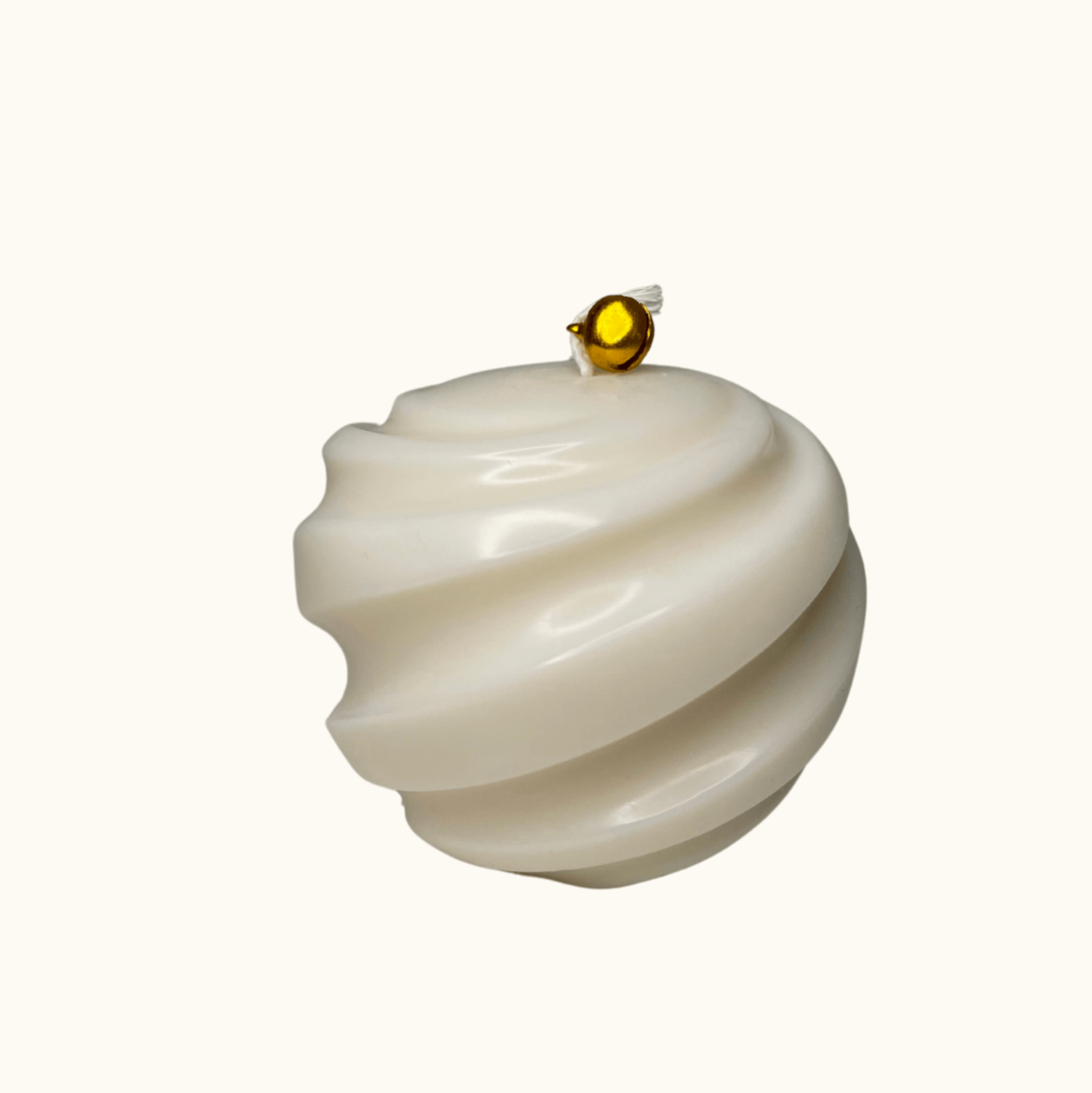 Mittelgroße Ribbed Christmas Bauble Sojawachskerze mit Spiralrillen – handgefertigte, vegane Weihnachtsdeko-Kerze für festliche Beleuchtung und nachhaltiges Design.