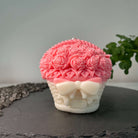 Auf diesem Bild sieht man die Rose Garden Bloomlight Kerze. Sie ist handgemacht aus Bio Sojawachs und zudem vegan, nachhaltig und umweltfreundlich. In Rosa-Weiß.