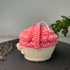 Dargestellt ist hier die Rose Garden Bloomlight Kerze, die mit ihrem Blumenstrauss Design die Augen auf sich zieht. Sie ist perfekt als Dekoration für jedes Zuhause geeignet. Diese Designerkerze ist elegant und ästhetisch. In Rosa-Weiß.