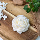 Zusehen ist die Rosé Petal Elegance Kerze. Sie ist perfekt als Dekoration geeignet. Das Design ist stilvoll, elegant und ästhetisch. Ideal für jedes Zuhause.