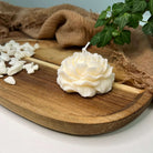 Rosé Petal Elegance Kerze zeigt ihre stilvolle und elegante Seite. Sie ist eine handgemachte Sojawachskerze ohne schädliche Inhaltsstoffe.