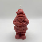 Leuchtend rote Nikolaus-Kerze aus handgegossenem Sojawachs. Perfekt für weihnachtliche Stimmung und als nachhaltiges Geschenk.