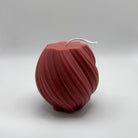 Die rote „Spiral Glow“ Kerze aus natürlichem Sojawachs bringt mit ihrem Twist-Design eine warme und festliche Atmosphäre in dein Zuhause. Ein nachhaltiges Deko-Highlight.