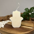 Die Sacred Hand of Serenity Kerze ist mit ihrem Hand von Hamsa Design perfekt als Gastgeschenk geeignet. Sie ist handgefertigt aus hochwertigem Sojawachs.
