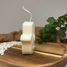 Diese Kerze namens Sacred Hand of Serenity mit Hand von Fatima Design ist perfekt als Geburtstagsgeschenk geeignet. Sie ist einzigartig und stilvoll.