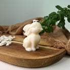 Hier sieht man unsere Sitting Bunny Zenlight Kerze. Diese Kerze in Hasen Design ist perfekt als Dekoration geeignet. Sie ist elegant, ästhetisch und stilvoll. Zudem ist sie handgefertigt aus Sojawachs.