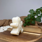 Unsere Sweet Gingerbread Dreams Kerze. Diese Duftkerze ist in mehreren Düften erhältlich. Die Düfte haben einen angenehmen und beruhigenden Geruch. Perfekt für entspannte und gemütliche Tage.