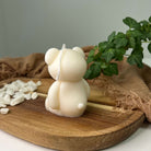 Dargestellt ist die Teddy Twinkle Spark - Mittel Kerze. Sie ist perfekt als Geburtstagsgeschenk und Gastgeschenk geeignet. Mit ihrem Teddybär Design ist ist sie auch perfekt als Weihnachtsgeschenk, Ostergeschenk und Hochzeitsgeschenk geeignet. Sie ist handgemacht aus hochwertigem Sojawachs.